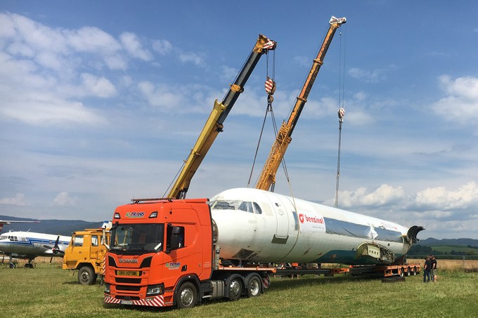 Flugzeugrumpf auf LKW: Der Transport kostete 15.000 Euro.