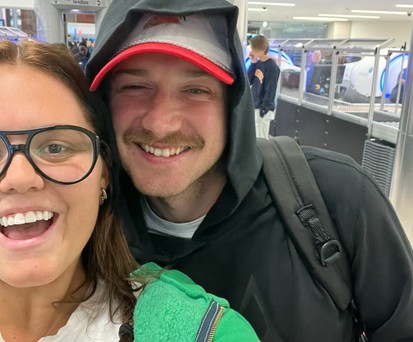Countrystar und Fan bei der Flughafensicherheit: In Nashville nicht unwahrscheinlich.