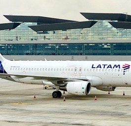 Airbus A320 von Latam: Die Airline prüft nun auch Regionaljets.