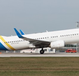 Die UR-PSF im März 2024, in der Zeit bei Windrose Airlines - das Ukraine-International-Logo war damals schon entfernt, der Fly-One-Schriftzug noch nicht aufgebracht: Heute trägt die Boeing 737-800 das Design von Georgian Airways und die Kennung 4L-GTO.