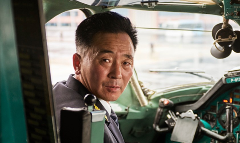 Pilot von Air Koryo: Die Fotos des Niederländers Arthur Mebius zeigen die Crews von Nordkoreas staatlicher Fluggesellschaft bei der Arbeit. In den folgenden Bildern erhalten Sie einen Einblick in deren Welt - ganz unkommentiert.