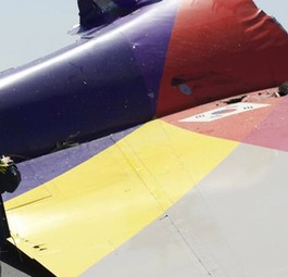 Ein Mitarbeiter des NTSB inspiziert das abgerissene Heck: Massive Kräfte.