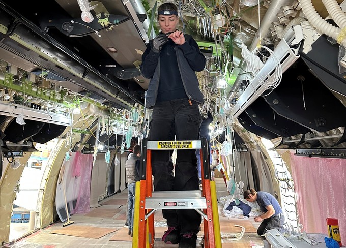 Boeing 787 während des Kabinenumbaus.