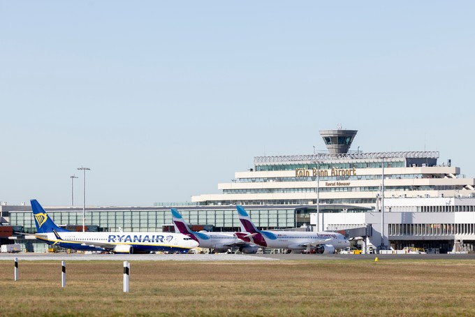 Ryanir und Eurowings am Flughafen Köln/Bonn.