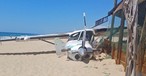 Die verunfallte Cessna 208 B am Strand. Bei Notlandung in Hütte gekracht.