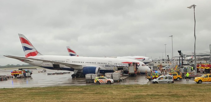 Zwischenfall am Freitag (18. Juni) am Flughafen London Heathrow: Beim Flugzeug von ...