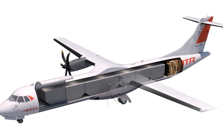 Dei ATR 72 F kann bis zu neun Tonnen Fracht transportieren. Entweder in Containern...