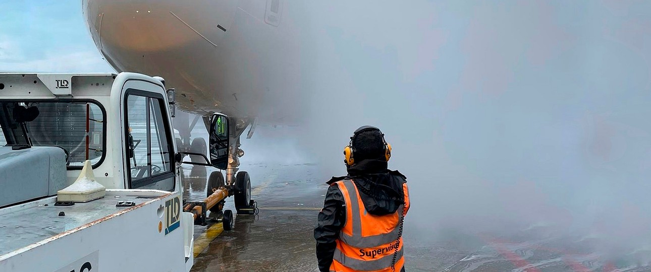 Von AAS abgefertigter Flieger wird enteist: Das Unternehmen fokussiert sich und wächst.