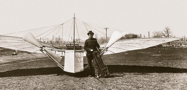 Gustav Weißkopf vor einem seiner Flieger: Bis heute ist die Frage nicht geklärt, ob nicht der Deutsche vor den Brüder Wright den ersten motorisierten Flug durchführte.