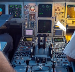 Zwei Piloten im Cockpit: Powernaps sind in Europa unter Auflagen erlaubt. In den USA nicht.