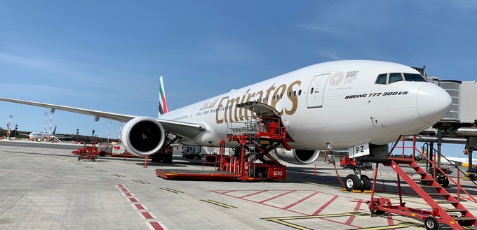 Boeing 777-3000 ER von Emirates am Gate in Hamburg.