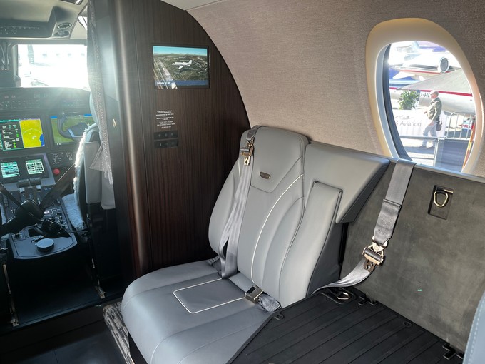 Die Bank im vorderen Teil kann auch für Gepäck genutzt werden.