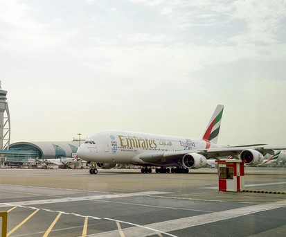 Airbus A380 von Emirates am Flughafen Dubai: Ein Superjumbo soll im Iran-Krieg bisher beschädigt worden sein.