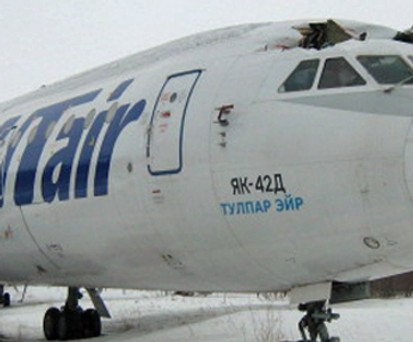 Die Jak-42 von UT Air: Cockpit beschädigt.