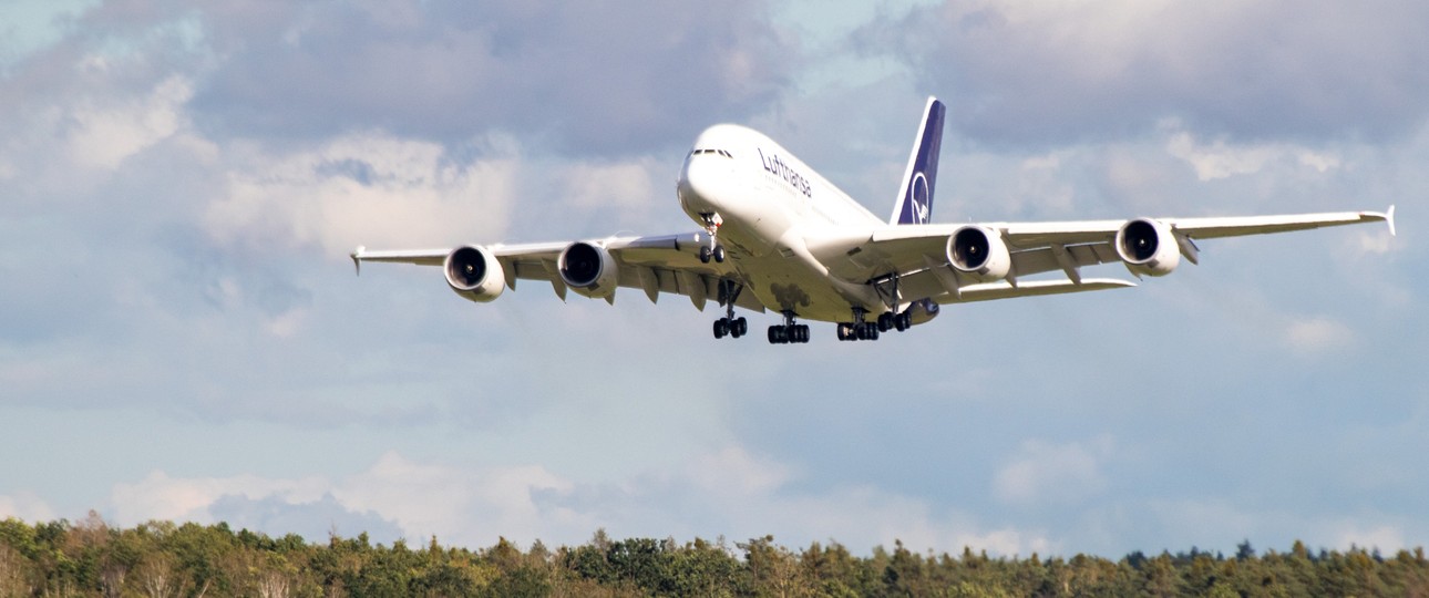 Die D-AIMB: Niedriger Überflug über den Flughafen Nürnberg.