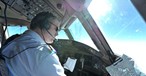 Pilot im Cockpit einer Boeing 777: Piloten können Klarluftturbulenzen nicht voraussehen.