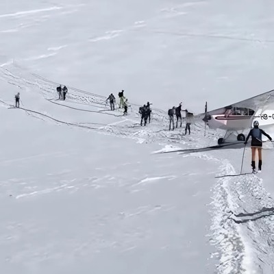 Der heikle Moment: Die Piper Supercub fährt durch die Teilnehmerinnen und Teilnehmer.