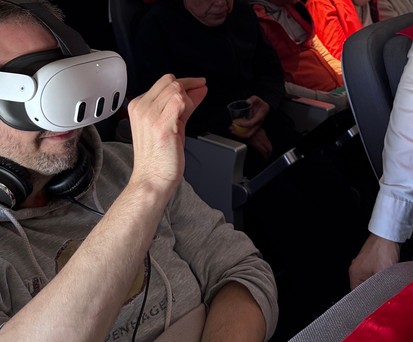Passagier mit VR-Brille: Neues Erlebnis an Bord.