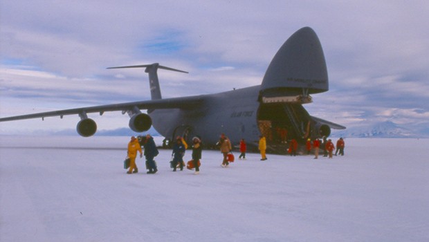 Platz 5: Der Ice Runway liefert den Nachschub für die US-Antarktis-Station Mc Murdo - ihn Flughafen zu nennen wäre eine Übertreibung: Eigentlich besteht der Runway nur aus einer gigantischen Eis- und Schneeschicht, die für Flugzeuge präpariert wurde.