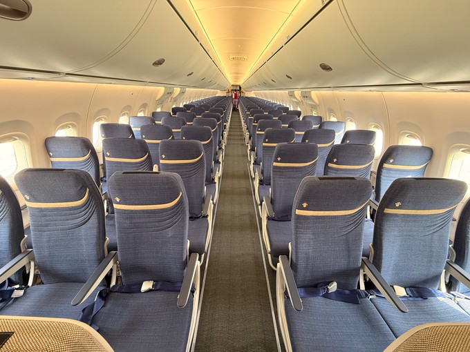 Das Interieur ist modern und zweckmäßig.