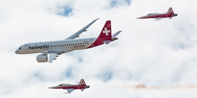 … im Formationsflug mit den Northrop F-5 Tiger der Patrouille Suisse dreimal über das Flughafengelände.