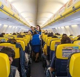 Kabine einer Ryanair-Maschine: Der Billigflieger geht verbannt Duty-Free-Alkohol aus der Kabine.