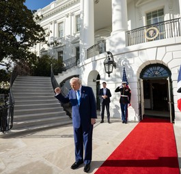 US-Präsident Donald Trump vor dem Weißen Haus (hier beim französischen Staatsbesuch): Der Luftraum darüber ist gesperrt.