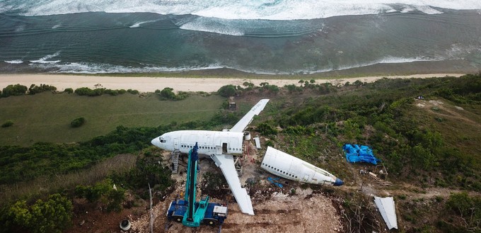 Oben die ausrangierte Boeing 737-200, unten der Strand Nyang Nyang auf der Insel Bali.