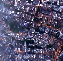 Hier fliegt der Sportler mit seinem mit Wingsuit: Spektakulärer Sprung.