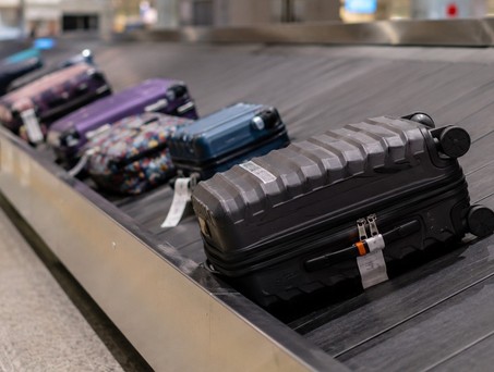 Koffer auf dem Gepäckband am Flughafen: immer seltener warten Reisende vergebens.