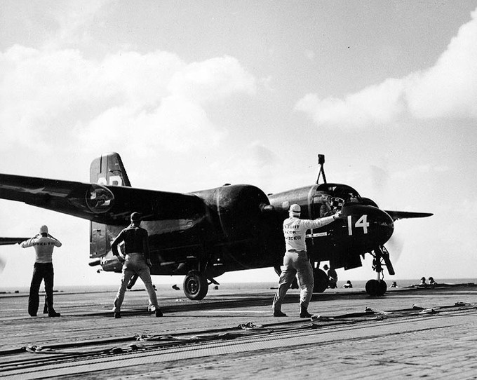 Eine Grumman S2 auf einem Flugzeugträger: Brauchte dank Klappflügel wenig Platz.