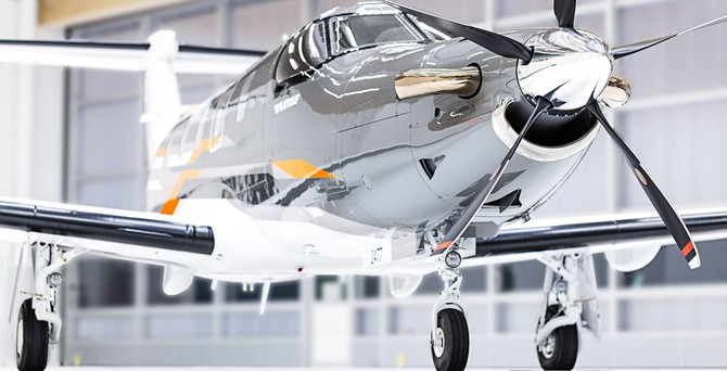 Die neue Pilatus PC-12 Pro im Hangar. Die neue Version hat neue Farben und ein Facelift erhalten.