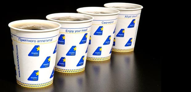 Kaffeebecher von Kharkiv Airlines: Nun wird er an Bord ausgeschenkt.