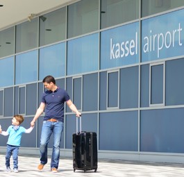 Familie am Flughafen Kassel: Braucht es den Airport?