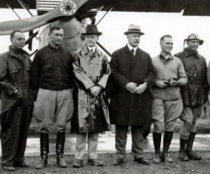 Empfang in Washington: US-Präsident Calvin Coolidge (3. von links im Regenmantel) begrüßte die Piloten auf dem Flugfeld von Washington persönlich.