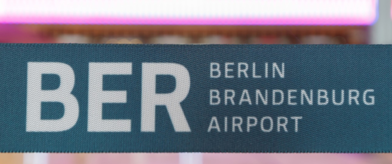 Absperrband am BER: Jeder weiß, wann der FLughafen eröffnet wurde.