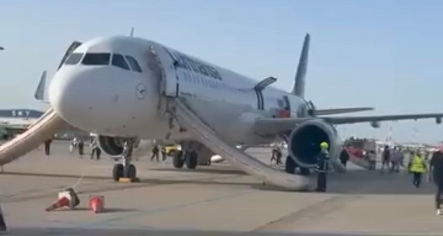 Der Airbus A321 Neo von Lufthansa bei der Evakuierung: Starker Geruch nach Kerosin.