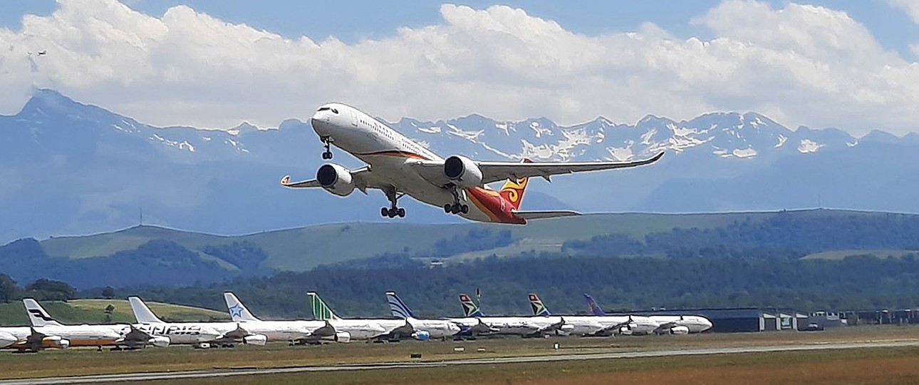 Ein Airbus A350 von Azul (noch in Hainan-Farben) verlässt Tarbes: Rückkehr nach Brasilien?