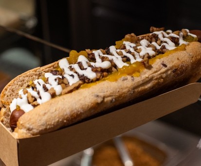 Der Hotdog Bastardo von Frau Hund: Noch bis September dürfen sich alle First-Class-Reisenden bei Swiss über den Gourmetsnack freuen. 