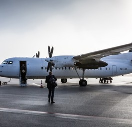 Eine Fokker 50 von Amapola Flyg. Die schwedische Fluggesellschaft besitzt 20 Exemplare des Turbopropfliegers.