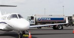 Tankfahrzeug von Titan Aviation Fuel: Das Unternehmen bietet Tankdienstleistungen weltweit.