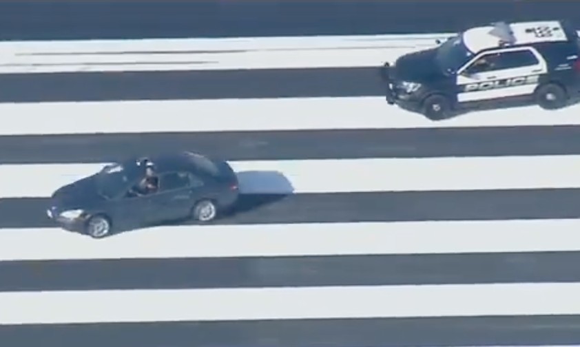 Verfolgungsjagd mitten auf der Landebahn