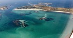 Blick aus de Flugzeug auf die Isles of Scilly: Wasserstoff als Zukunftslösung.