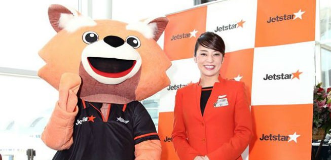 Jetstar-Mitarbeiterin mit Maskottchen: Kein Freudentanz in Hongkong.