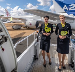 Air-Baltic-Flugbegleiterinnen am A220: Die Airline setzt voll auf das Airbus-Modell.