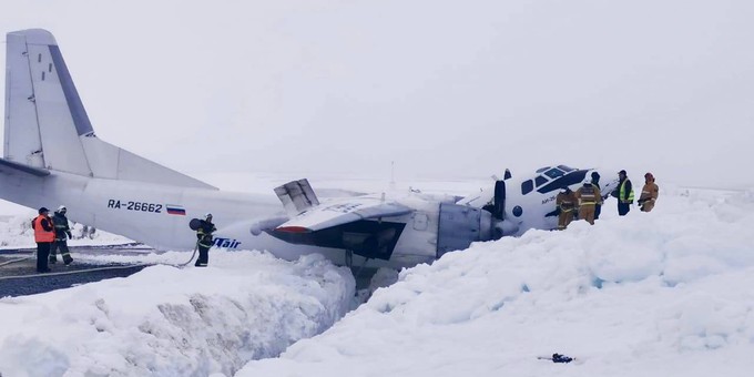 Die Antonov An-26 blieb rund 1000 Meter vor der Piste im Schnee stecken.
