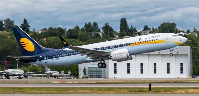 Die indische Jet Airways und Boeing haben den Kauf von 75 Exemplaren der 737 Max 8 unterzeichnet. Bekannt geworden war die Order schon <a href="https://www.aerotelegraph.com/jet-airways-bekommt-nicht-genug-von-der-max" target="_blank" rel="noopener">im Juni durch eine Börsen-Pflichteingabe</a>. Daraus ging allerdings nicht hervor, welche Version der 737 Max Jet Airways bestellt. Der Auftrag hat einen Wert nach Listenpreisen von 8,8 Milliarden Dollar. Boeing führte die Order bisher unter denen von anonymen Käufern. (16. Juli)