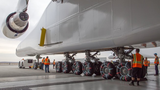 Das Flugzeug hat 28 Räder, die schon jetzt 227 Tonnen Gewicht tragen.