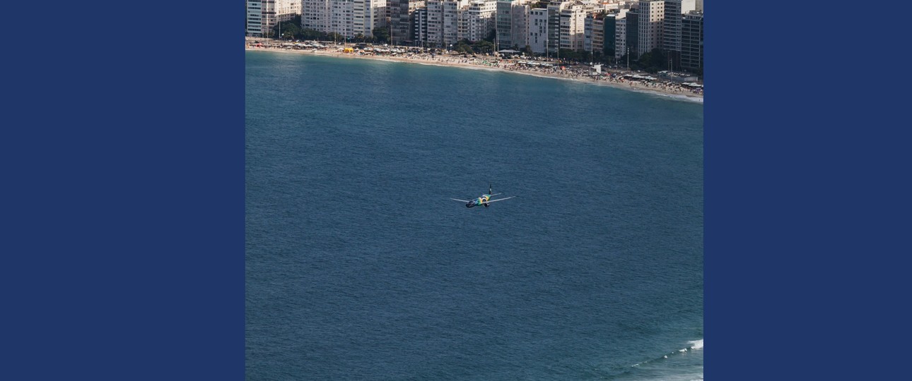 Die Embraer E195-E2 über der Copacabana: Azul feierte mit der Aktion das brasilianische Fußballteam der Männer.