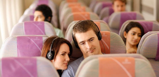 Paar in der Economy von Emirates: Warten oder früh reservieren?